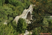 Řecko, starý most Plakida (Γεφύρι Τρίτοξο ή Καλογερικό η Πλακίδα)